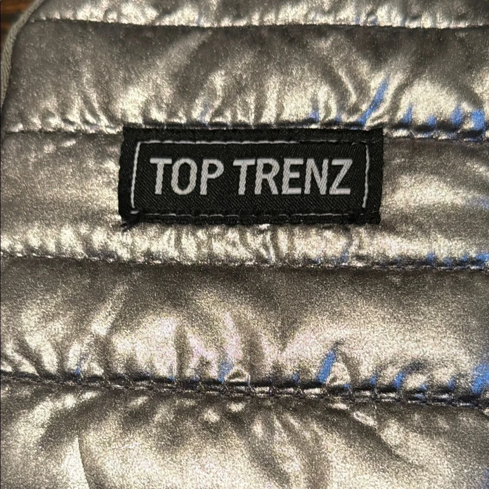 This is a Top Trenz Puffer Cell Bag with an original striped tie-dye strap